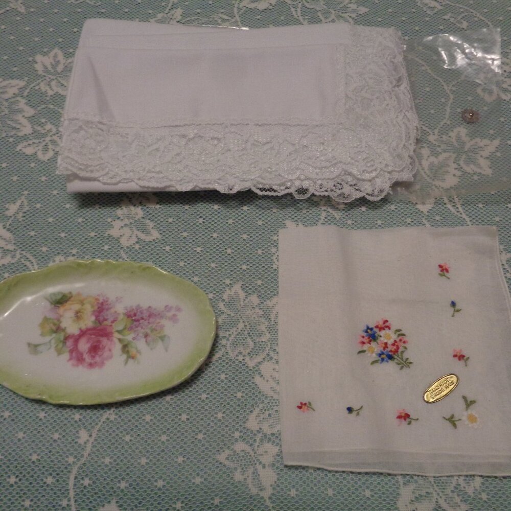 VINTAGE LACEY WHITE NAPKINS & EMBROIDERED HANKIE N EARLY 1900S VANITY DI…